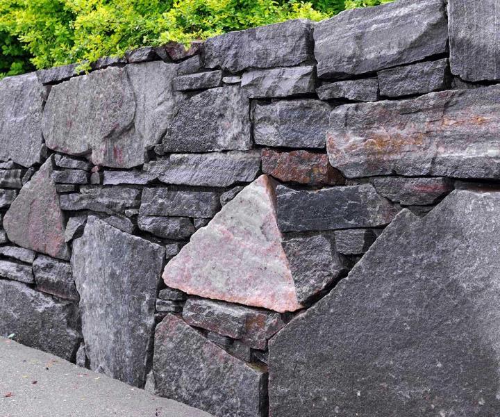 Nous réalisons des travaux d'enrochement dans le cadre de la construction de digues, de murs de soutènement et autres.